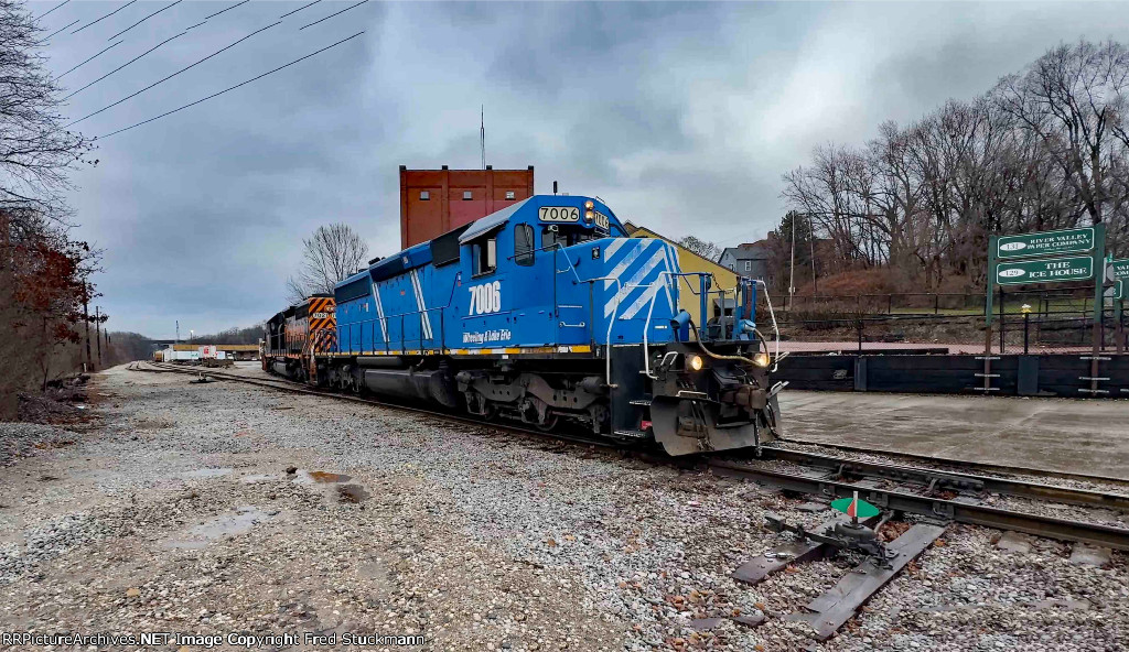 WE 7006 sets foot onto home rail.